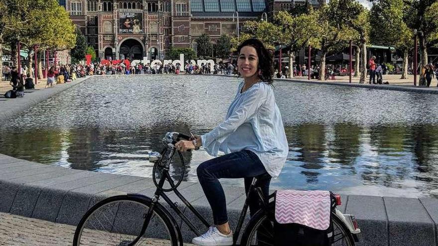 Paula Campo en Ámsterdam, ante el Rijksmuseum.