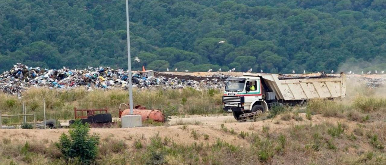 Un vehicle a l’abocador de Solius, en una imatge d’arxiu. | MARC MARTÍ