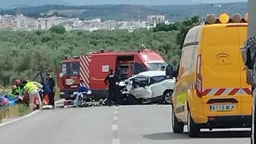 Efectivos de emergencias atienden a las víctimas de la colisión frontal en Puente Genil este jueves.