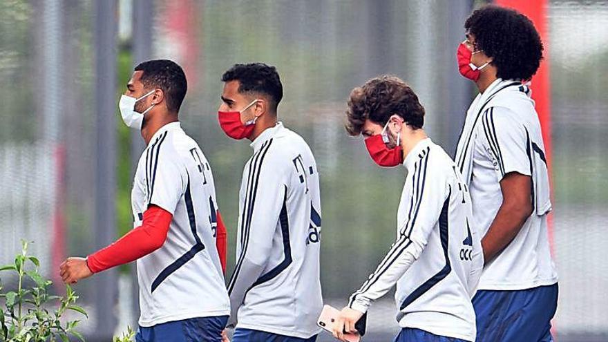 Los jugadores del Bayern entrenando bajo medidas de seguridad.