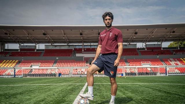 Mohammed, un dels veïns del barri de Montserrat que celebra la creació del camp de futbol.