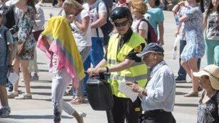 Un vigilant del monestir amb el característic patinet elèctric