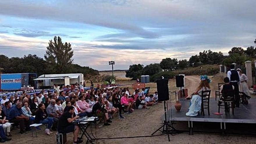 Asistencia a la representación teatral organizada el sábado en la explanada de la ermita de Argusino.