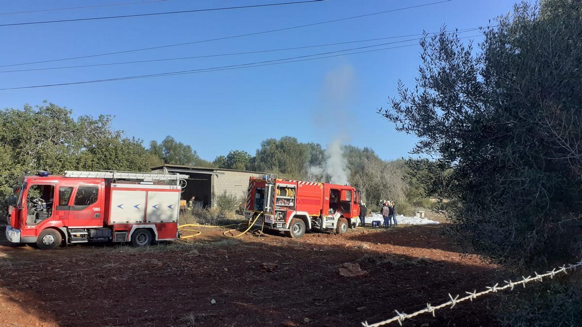 Efectivos de los Bombers de Mallorca, durante la extinción del incendio en la excavadora, esta mañana en s'Alqueria Blanca, en Santanyí.