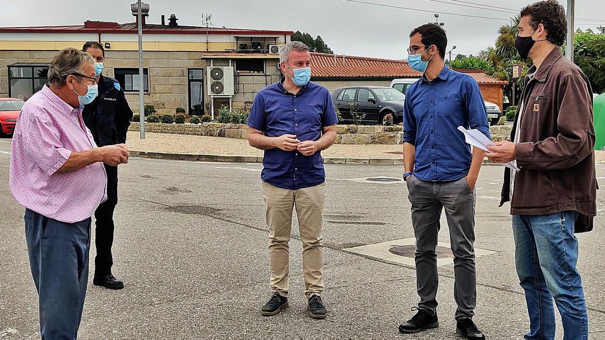 Los Piña con los técnicos y uno de los promotores, durante la recepción de las obras.   | // D.P.