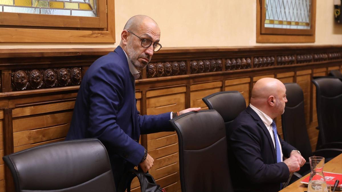 El edil Oliver Suárez, en el salón de plenos.