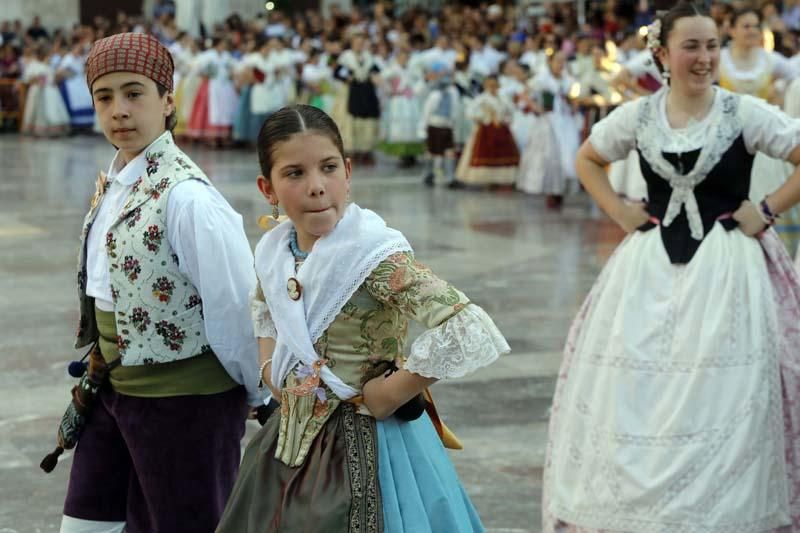 Dansà infantil en la plaza de la Virgen