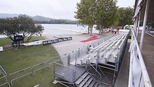 Una imatge de les graderies instal·lades a la zona del Club Natació Banyoles.