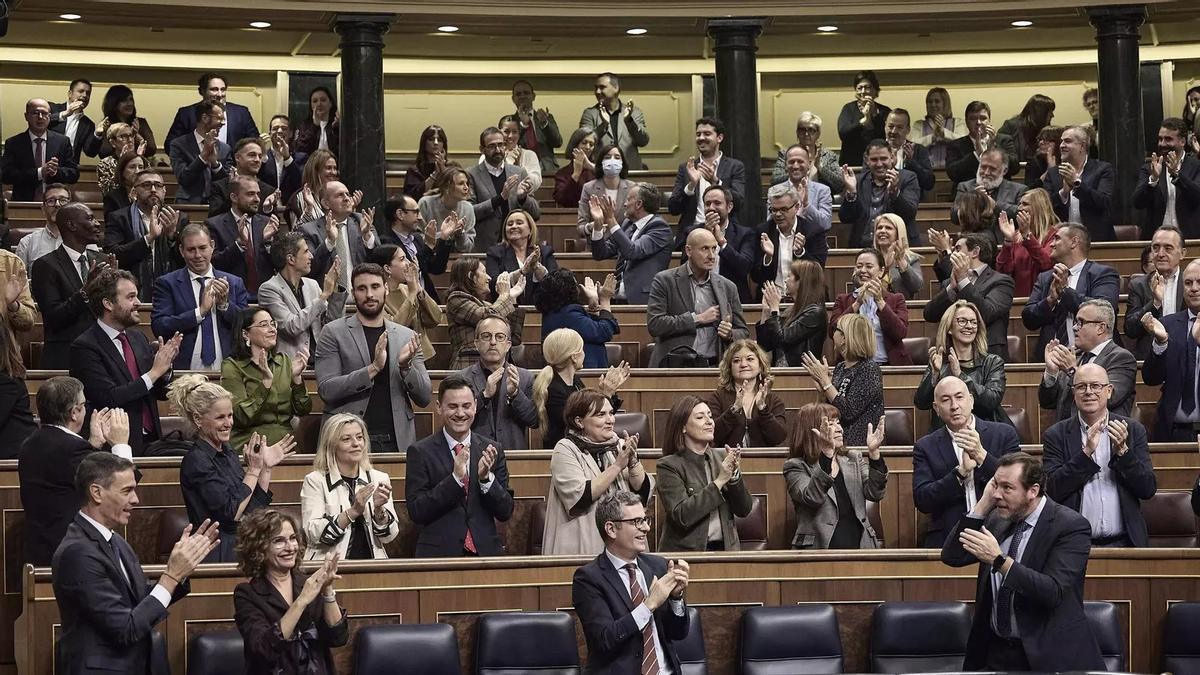 Momento en que el Gobierno y sus socios de investidura aplauden que no se elimine la fecha de cierre de tres nucleares.