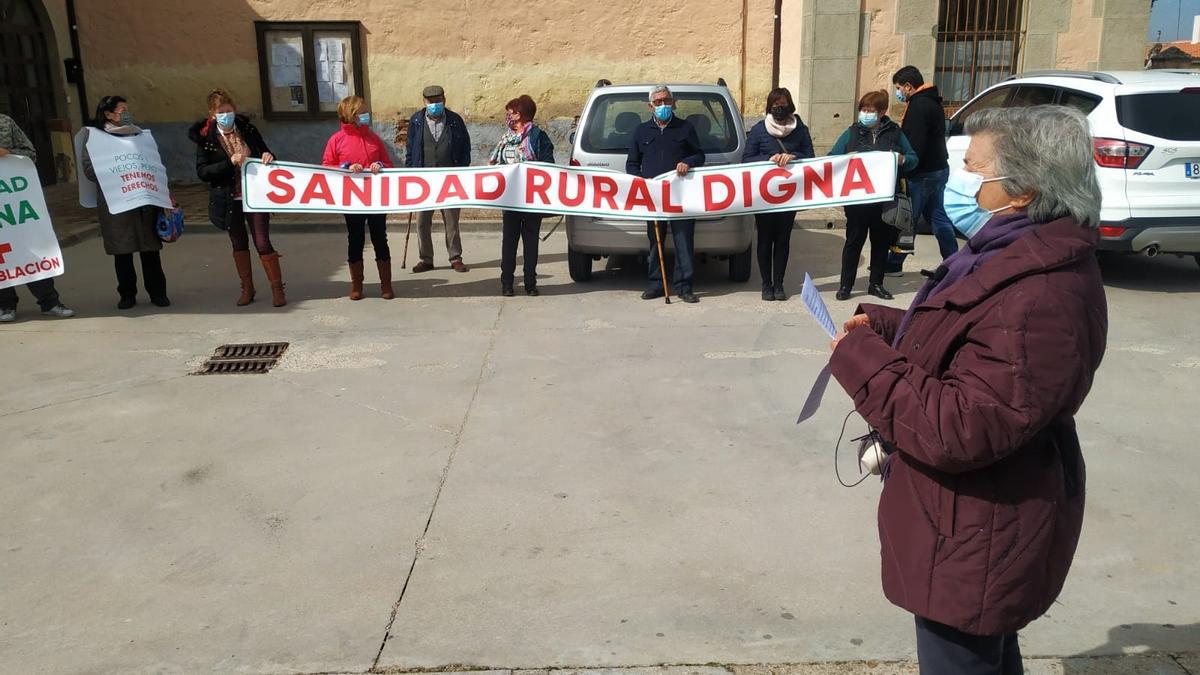 Concentración de este sábado en Bermillo de Sayago frente al centro de salud.