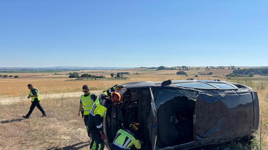 Tres heridos al volcar un turismo en la A-66, a la altura de Morales del Vino