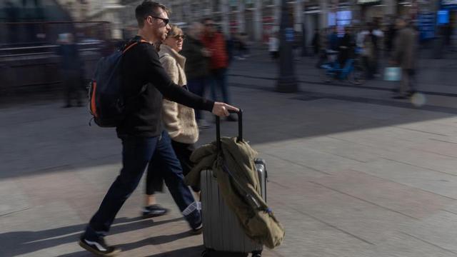 Dos turistas en la Puerta del Sol de Madrid, en una imagen de archivo.