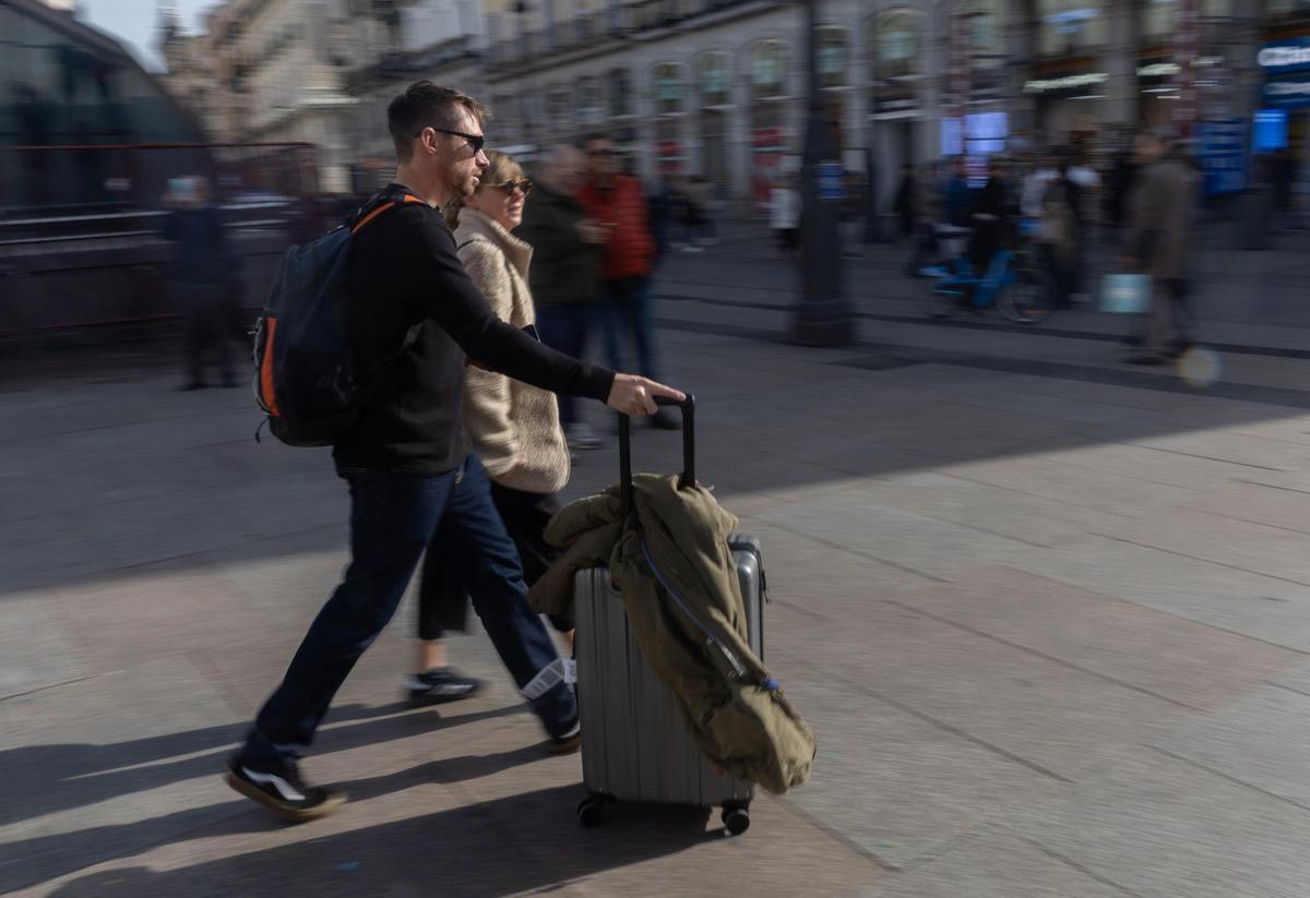 Dos turistas en la Puerta del Sol de Madrid, en una imagen de archivo.