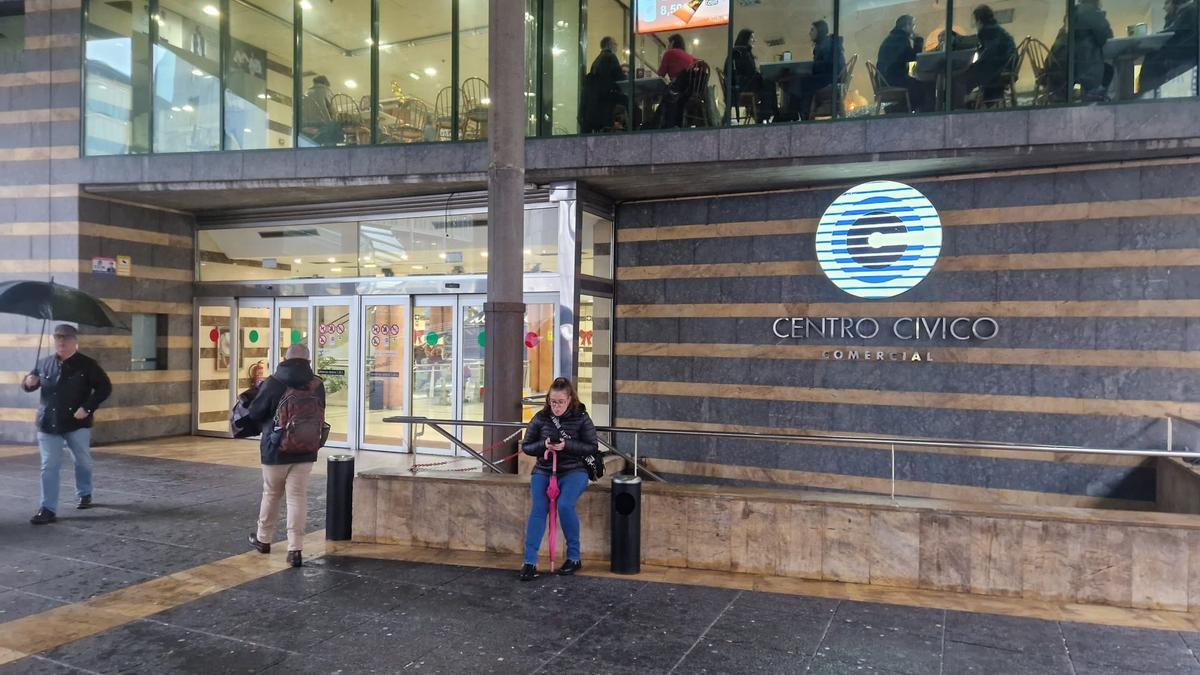 El acceso principal al Centro Cívico de Llamaquique.