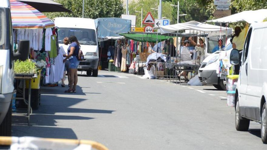 Los ambulantes piden derogar la ordenanza de Bueu porque declara intransferibles los puestos