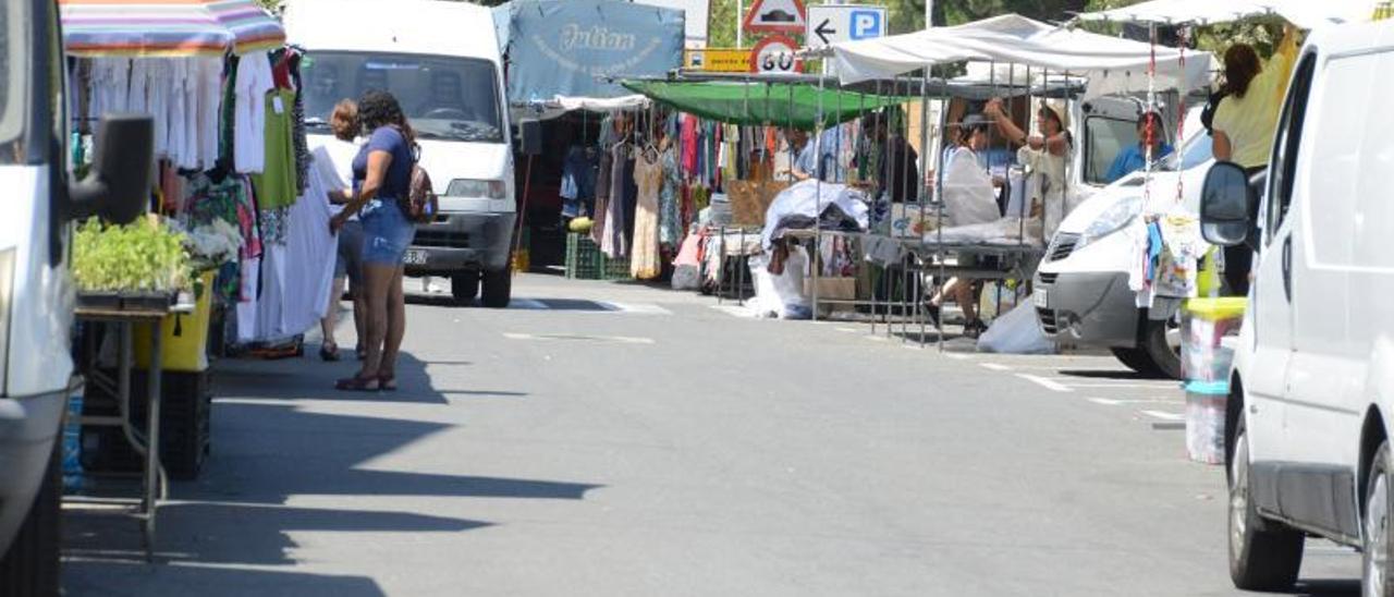 El mercado ambulante de Bueu, en la Avenida Montero Río. |   // GONZALO NÚÑEZ