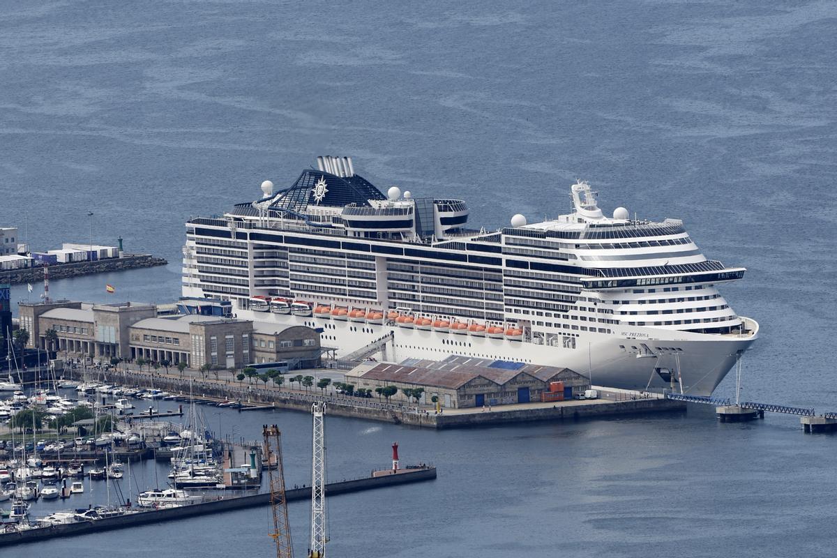 El buque de MSC, atracado en la terminal de cruceros de Vigo
