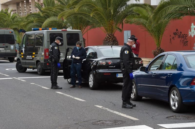 24-03-2020 LAS PALMAS DE GRAN CANARIA. La Policía Local realiza controles por la cuarentena del Covid-19. Fotógrafo: ANDRES CRUZ  | 24/03/2020 | Fotógrafo: Andrés Cruz