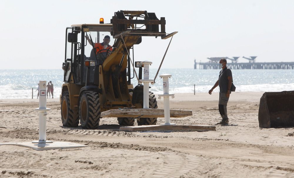 Carrera a contrarreloj en Sagunt, para abrir este fin de semana nuevos tramos de la playa afectados por la lluvia.