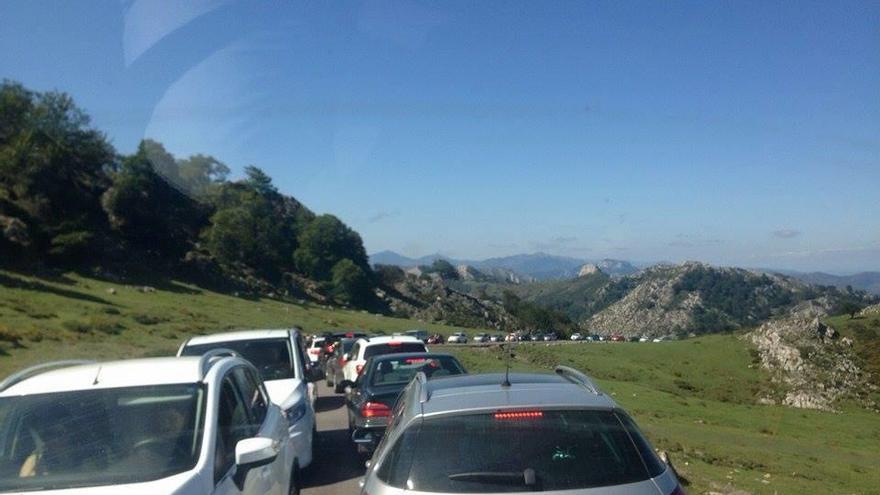 Cortes, puntuales, de circulación en la carretera de los Lagos de Covadonga, en vísperas del Día de Asturias