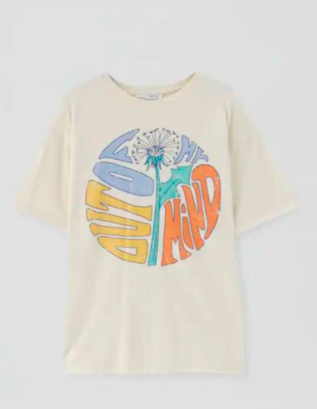 Camiseta textos deformados de Pull&Bear (precio: 9,99 euros)