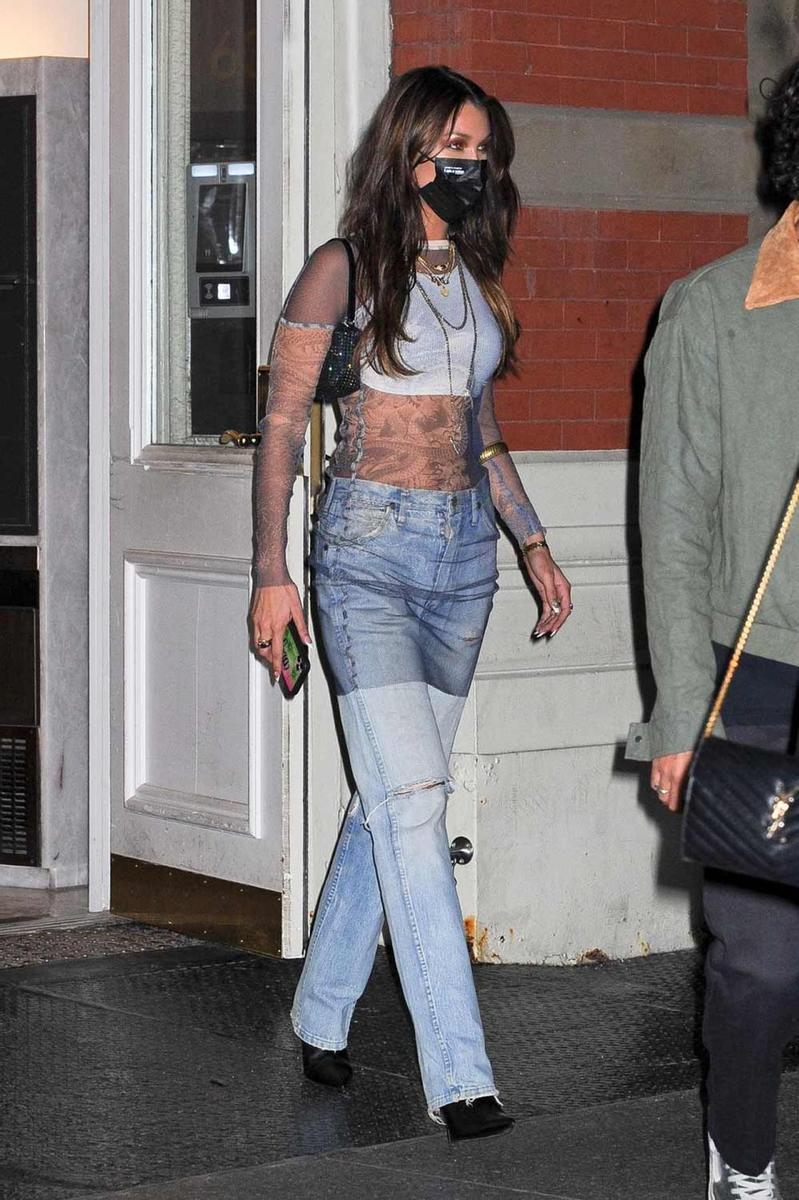 Bella Hadid con un look muy noventero para celebrar su cumpleaños