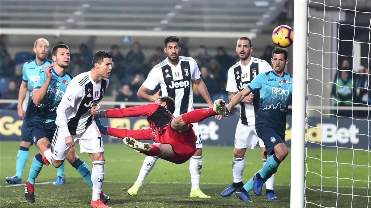 marcosl46362638 juventus  cristiano ronaldo  third from left  scores his sid181226170722