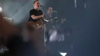 Bryan Adams regala un directo en un bar y enamora en As Travesas