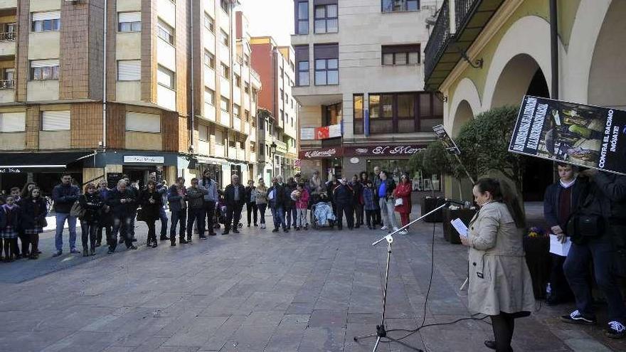 La lectura del manifiesto delante del Ayuntamiento de Langreo.