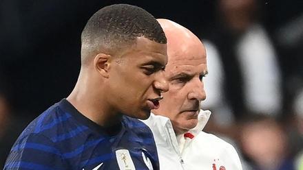 Mbappé lesionado en un partido con Francia