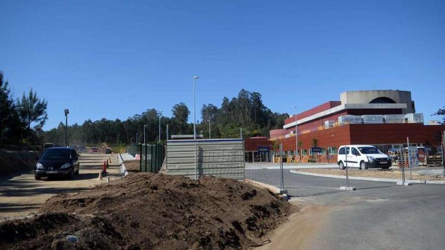 El acceso del parking a la rotonda del hospital do Salnés tapado con tierra. // Noé Parga