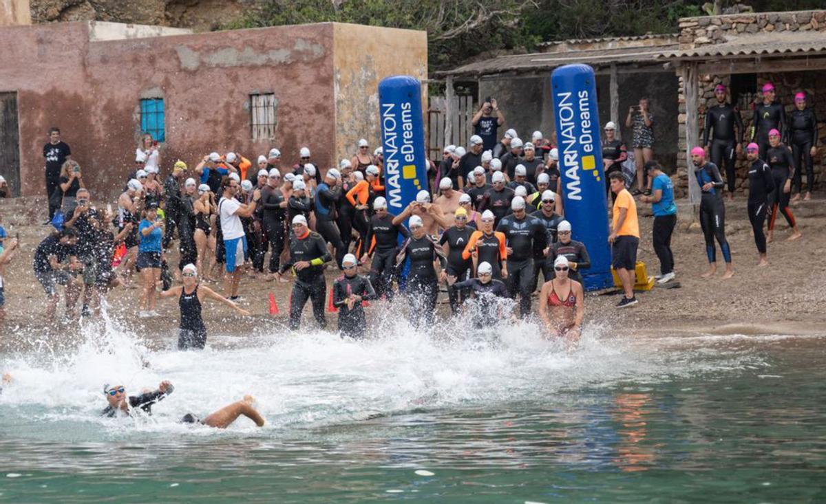 Más de 400 nadadores en el triple reto de la Marnaton eDreams en el norte de Eivissa