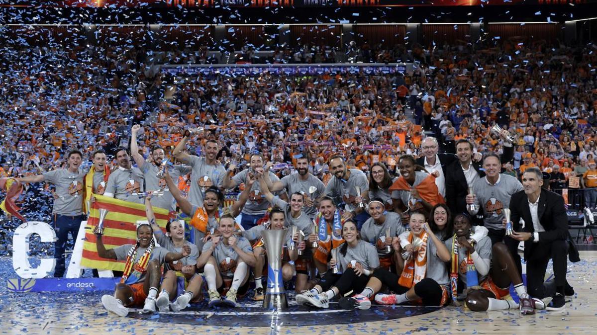 Plantilla del Valencia Basket celebra la cuarta liga consecutiva
