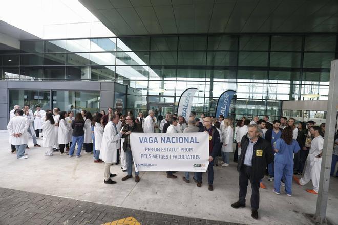 FOTOS | Un centenar de médicos se concentra a las puertas de Son Espases en contra del estatuto marco