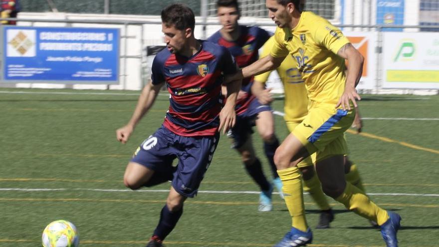 Pedro Inglés lucha por un balón en un lance del partido ante el Llagostera.