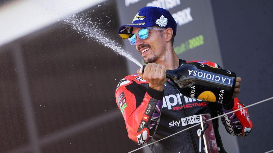 Maverick Viñales celebra su segundo puesto en Silverstone.