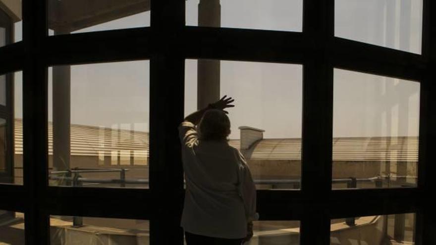 La mujer, que prefiere no dar su nombre ni salir de cara para evitar que su expareja la pueda localizar, ayer en el campus.