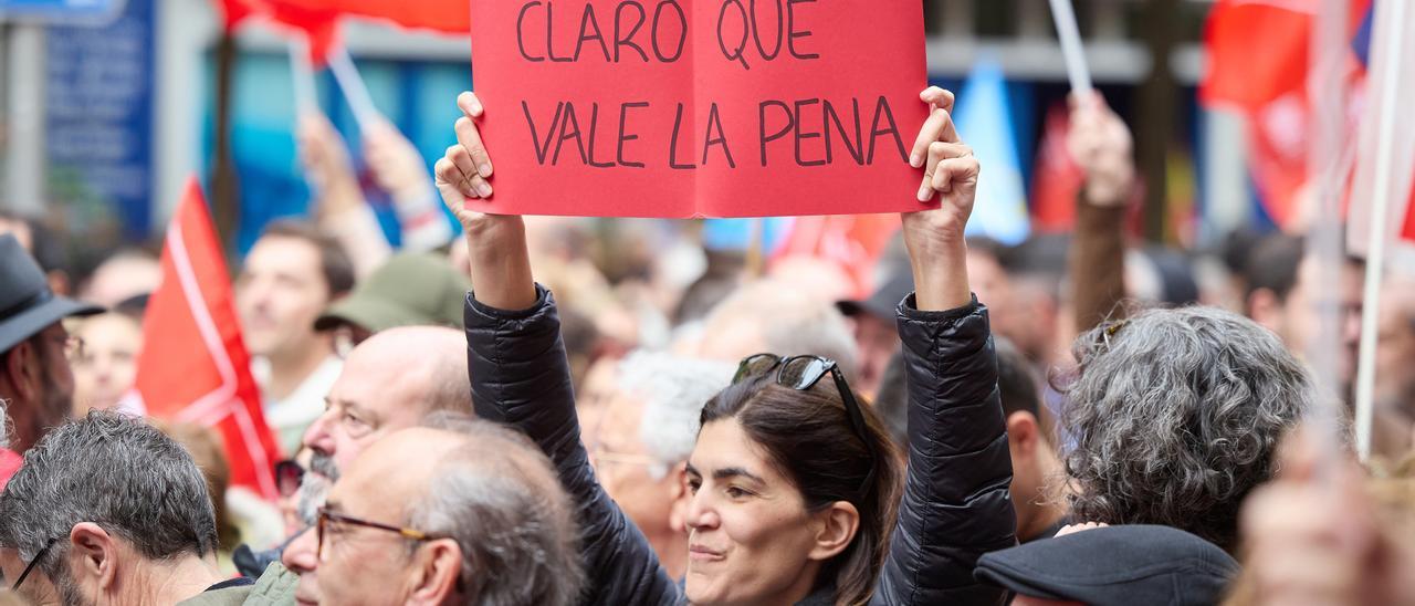Los manifestantes cantan el 'Quédate' de Quevedo a Pedro Sánchez