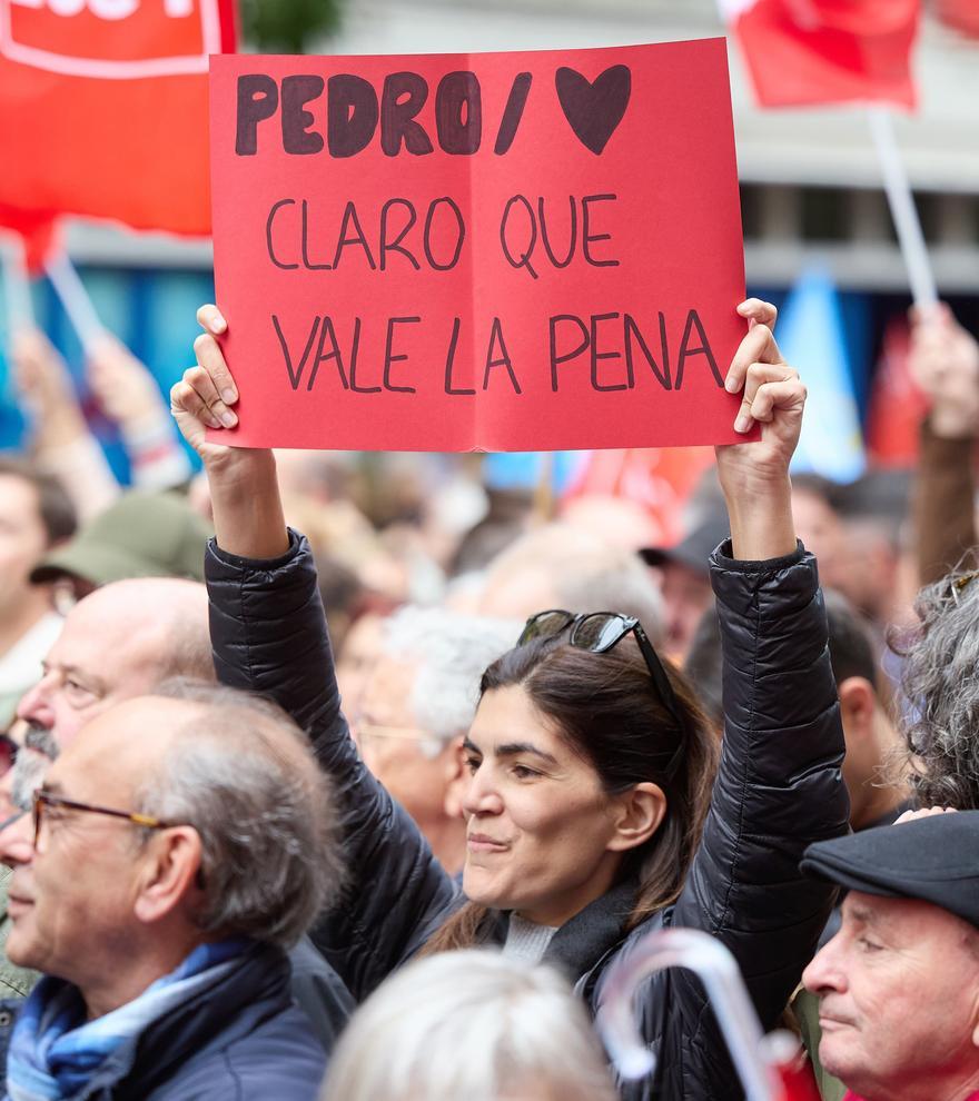 Y la catarsis llegó con el &quot;Quédate&quot; de Quevedo: dirigentes del PSOE se dan un baño de masas con los militantes