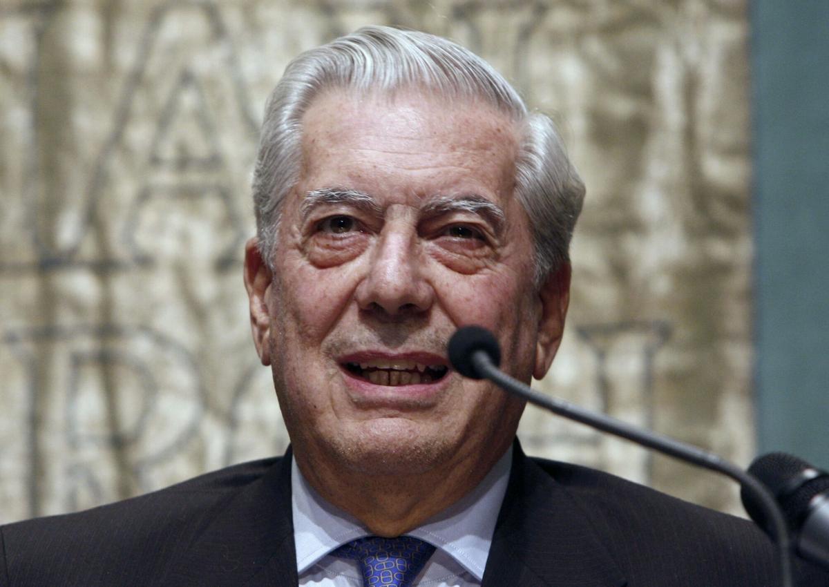 Fotografía de archivo, tomada el 25 de septiembre de 2007, del escritor peruano Mario Vargas LLosa, durante una conferencia en la Fundación Juan March, en Madrid (España).