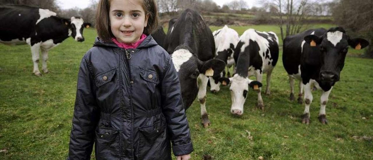 Elena Vázquez Diéguez, ayer por la tarde, en la finca de un vecino suyo de Saa. // Bernabé/Javier Lalín