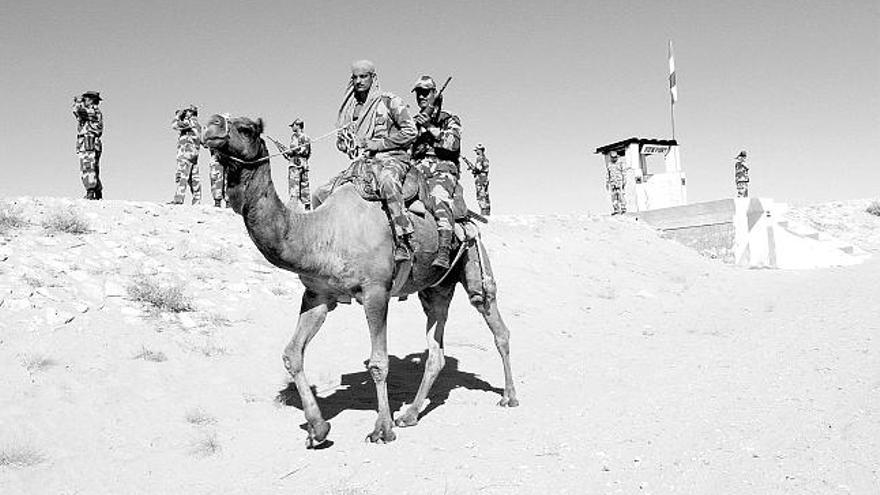 Soldados indios patrullan cerca de la frontera con Pakistán.