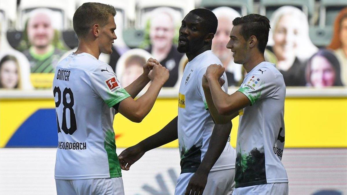 Ginter y Thuram celebran el 1-0 con Neuhaus