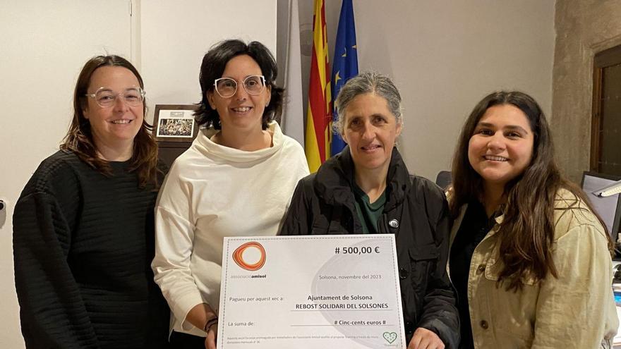 Representants d’Amisol fent la seva donació, amb l’alcaldessa Judit Gisbert | AJUNTAMENT DE SOLSONA