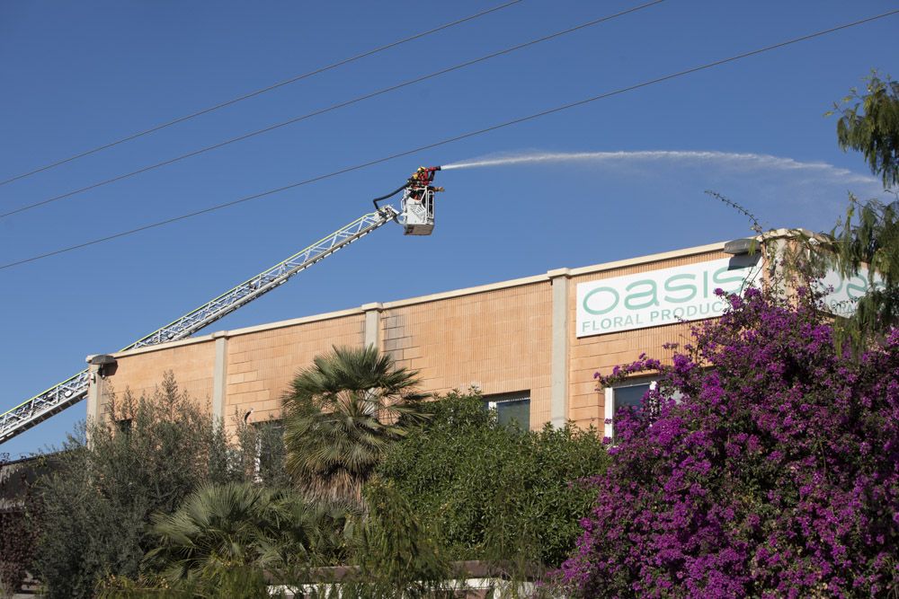 Los bomberos siguen trabajando en la nave del Port de Sagunt un día después del incendio