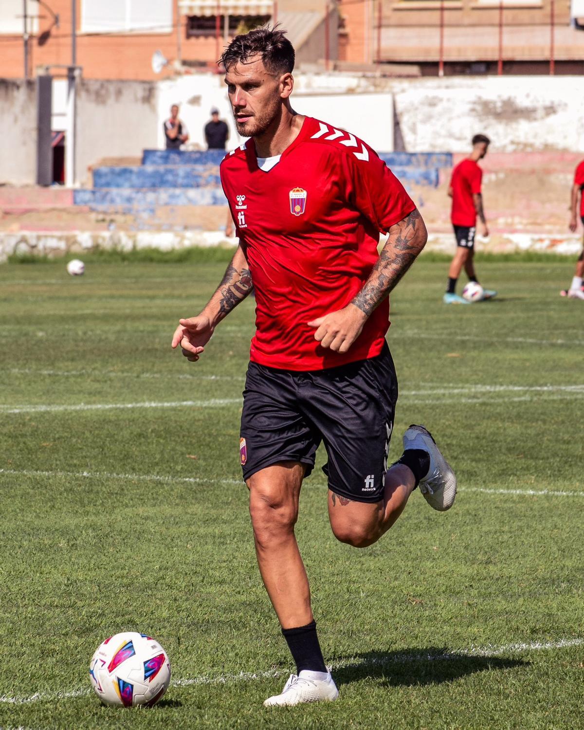 Dario Dumic, último fichaje inscrito por el Eldense en LaLiga, entrena con el primer equipo.