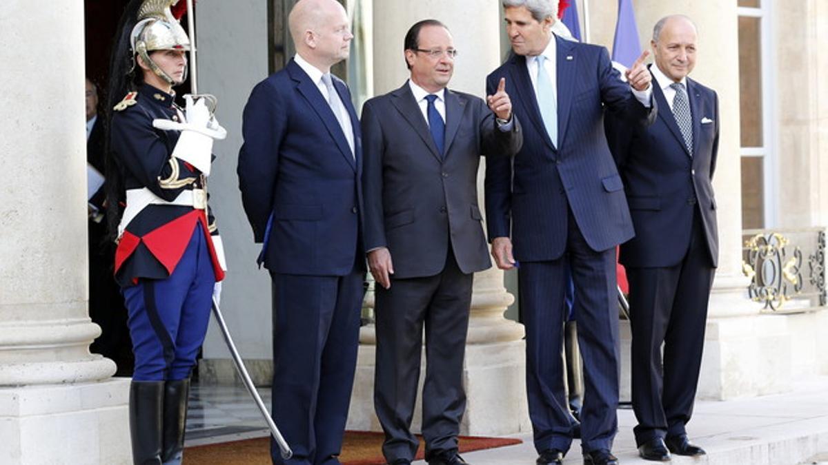 François Hollande posa junto al secretario de Estado de EEUU, John Kerry; el ministro de Exteriores británico, William Hague (izquierda), y el francés, Laurent Fabius (derecha), antes de reunirse para abordar la actual situación en Siria, en el Elíse