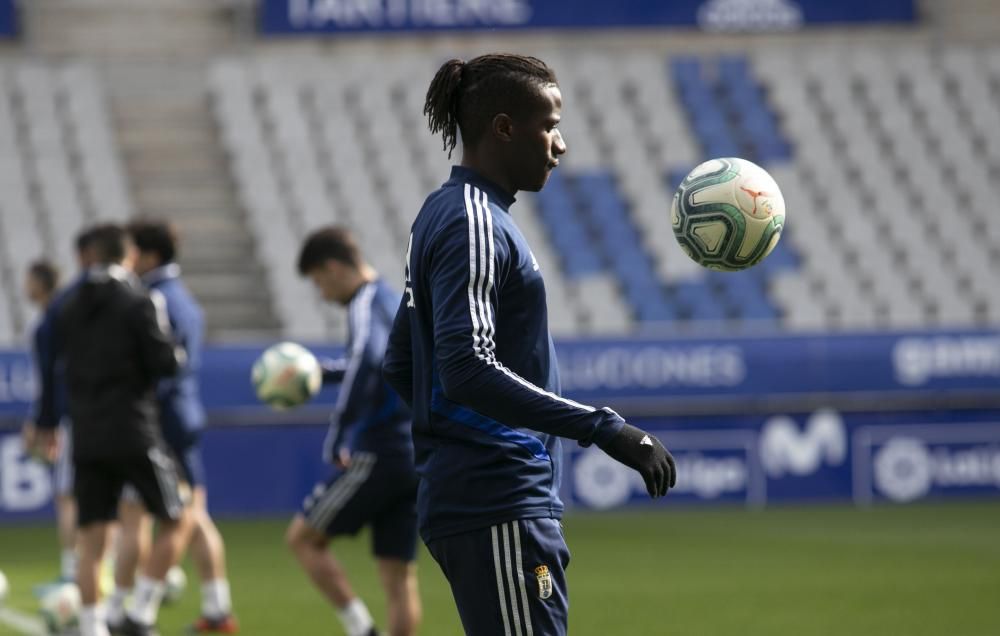 Entrenamiento del Real Oviedo de fútbol en el Carl