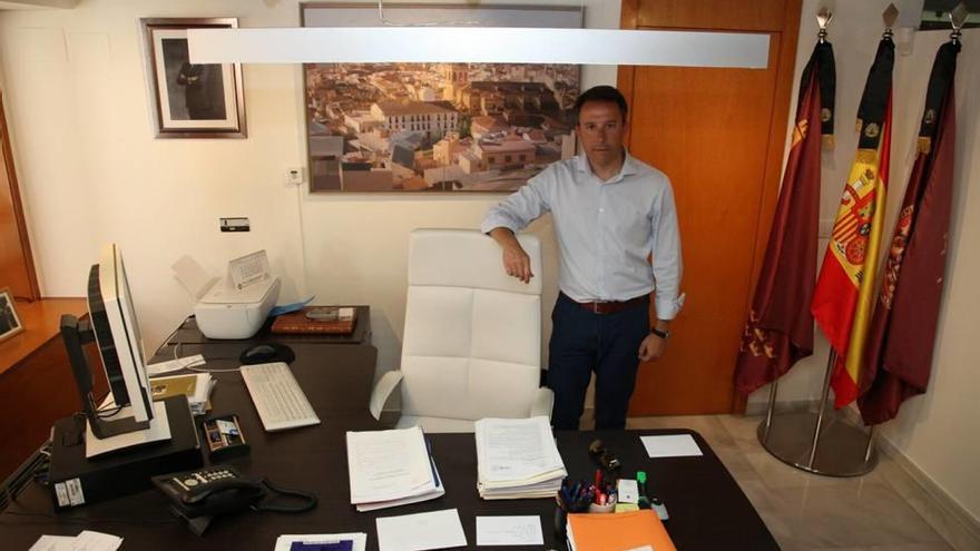 Fulgencio Gil Jódar, en su renovado despacho del Ayuntamiento de Lorca.