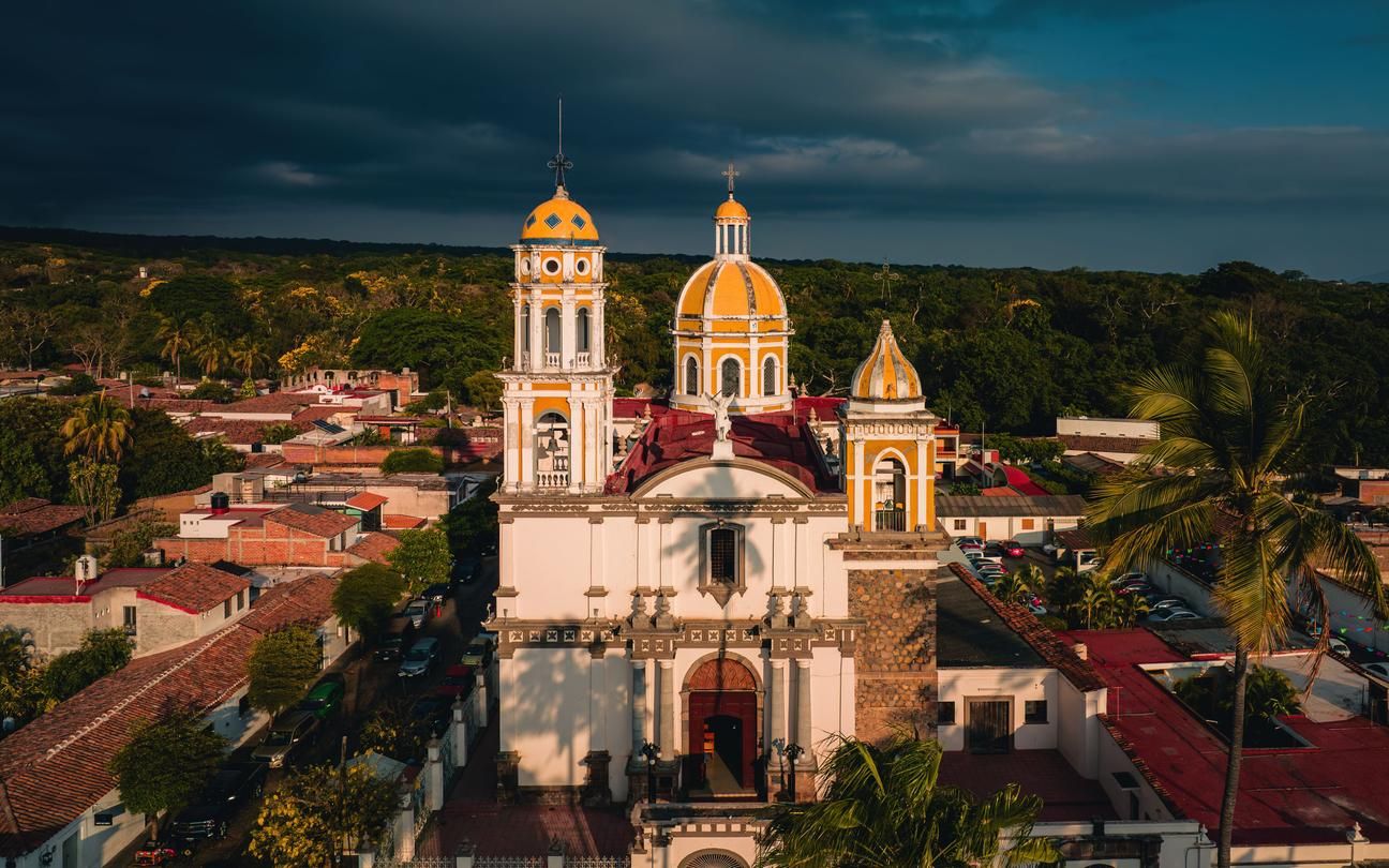 Vista aérea de la Parroquia San Miguel Arcángel del Espíritu Santo en Comala